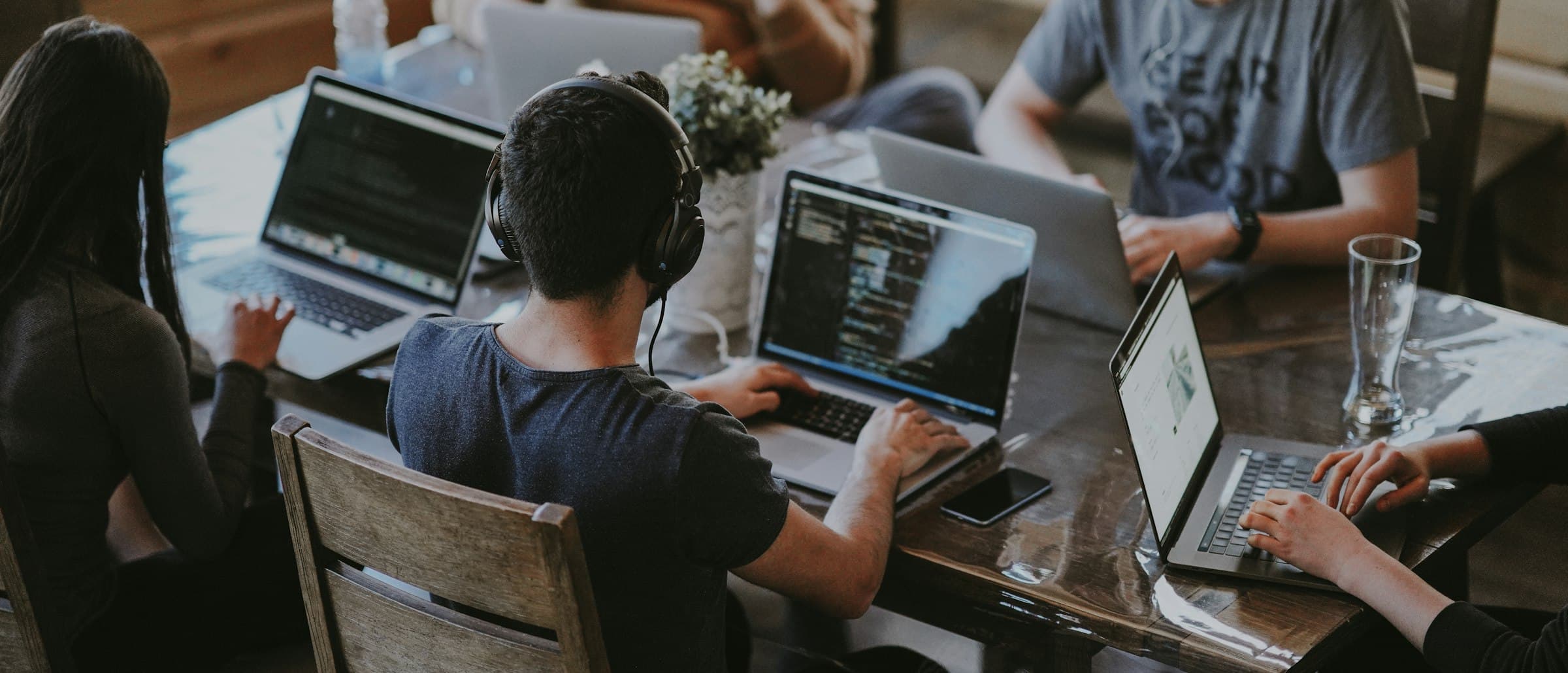 Das Team von AlphaRay Digital bei der gemeinsamen Arbeit an einer Softwarelösung